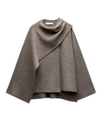 Manteau cape enveloppant à col drapé, ouvert sur le devant