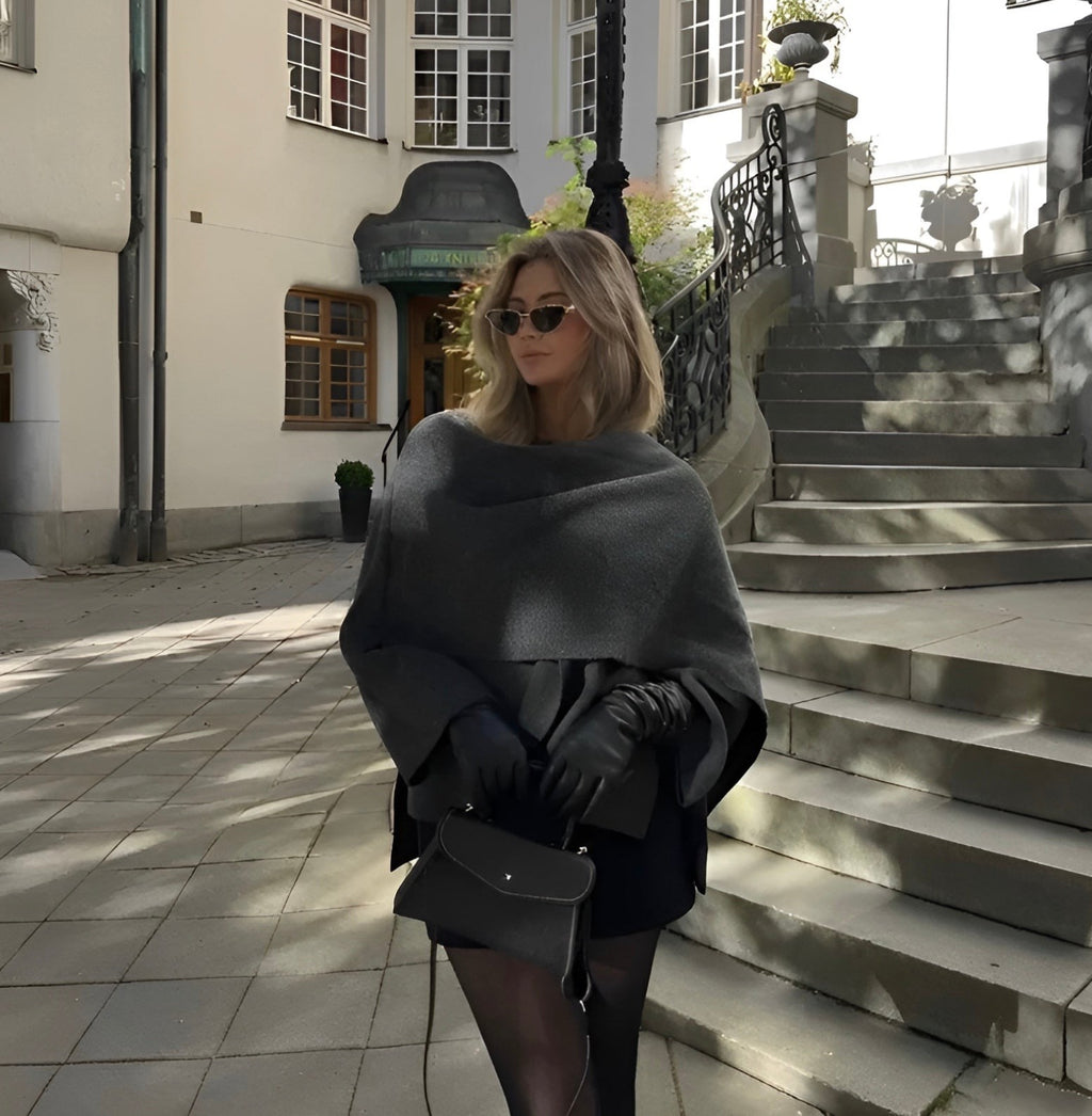 Manteau cape enveloppant à col drapé, ouvert sur le devant