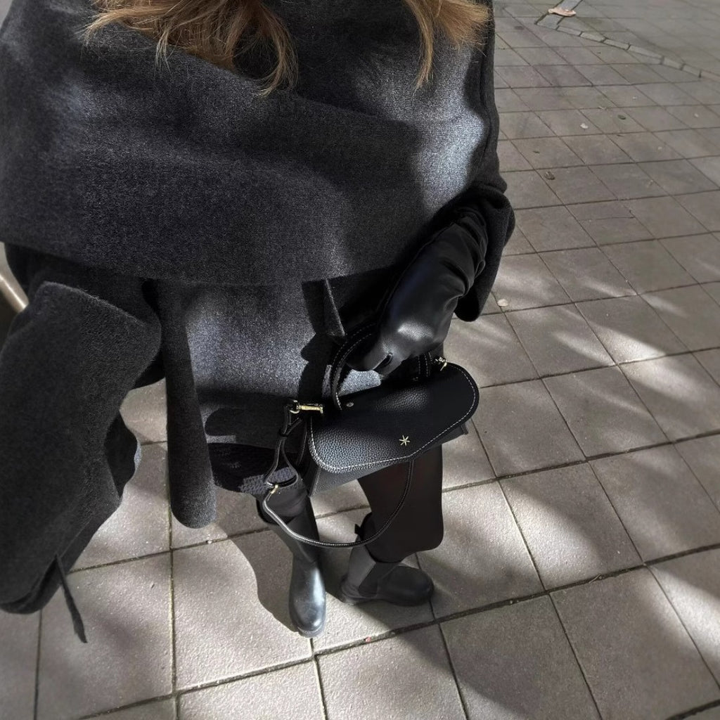 Manteau cape enveloppant à col drapé, ouvert sur le devant