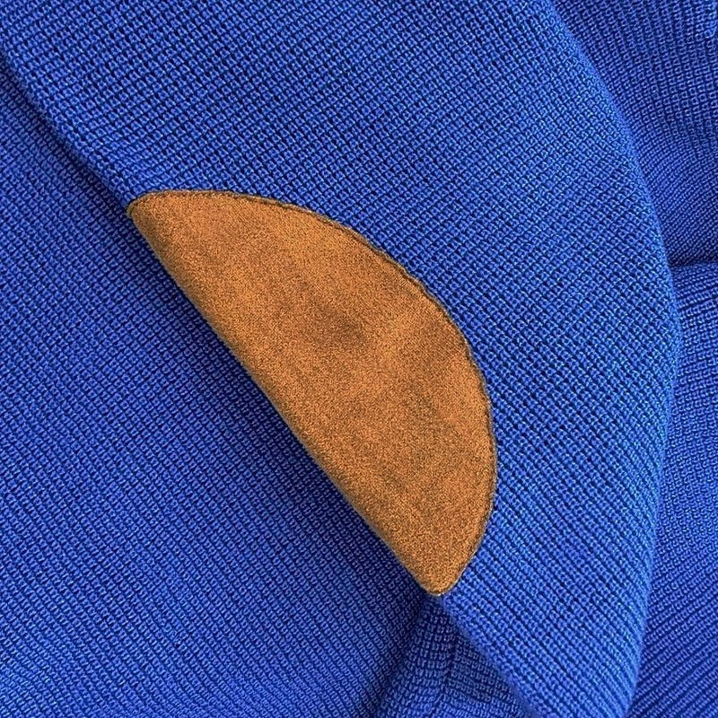 Sweater tipo pulóver con cuello de botones y parche en el codo