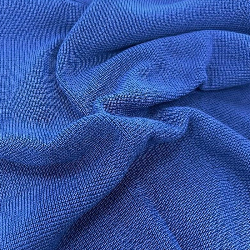 Sweater tipo pulóver con cuello de botones y parche en el codo