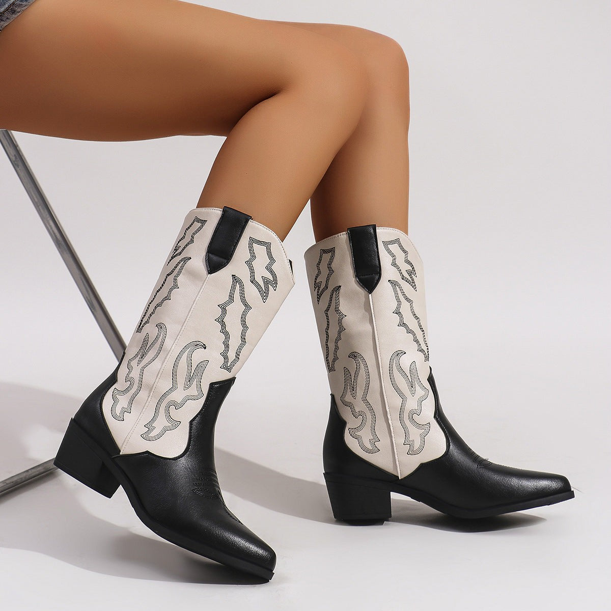 Botas vaqueras western con bordado y tacón cuadrado