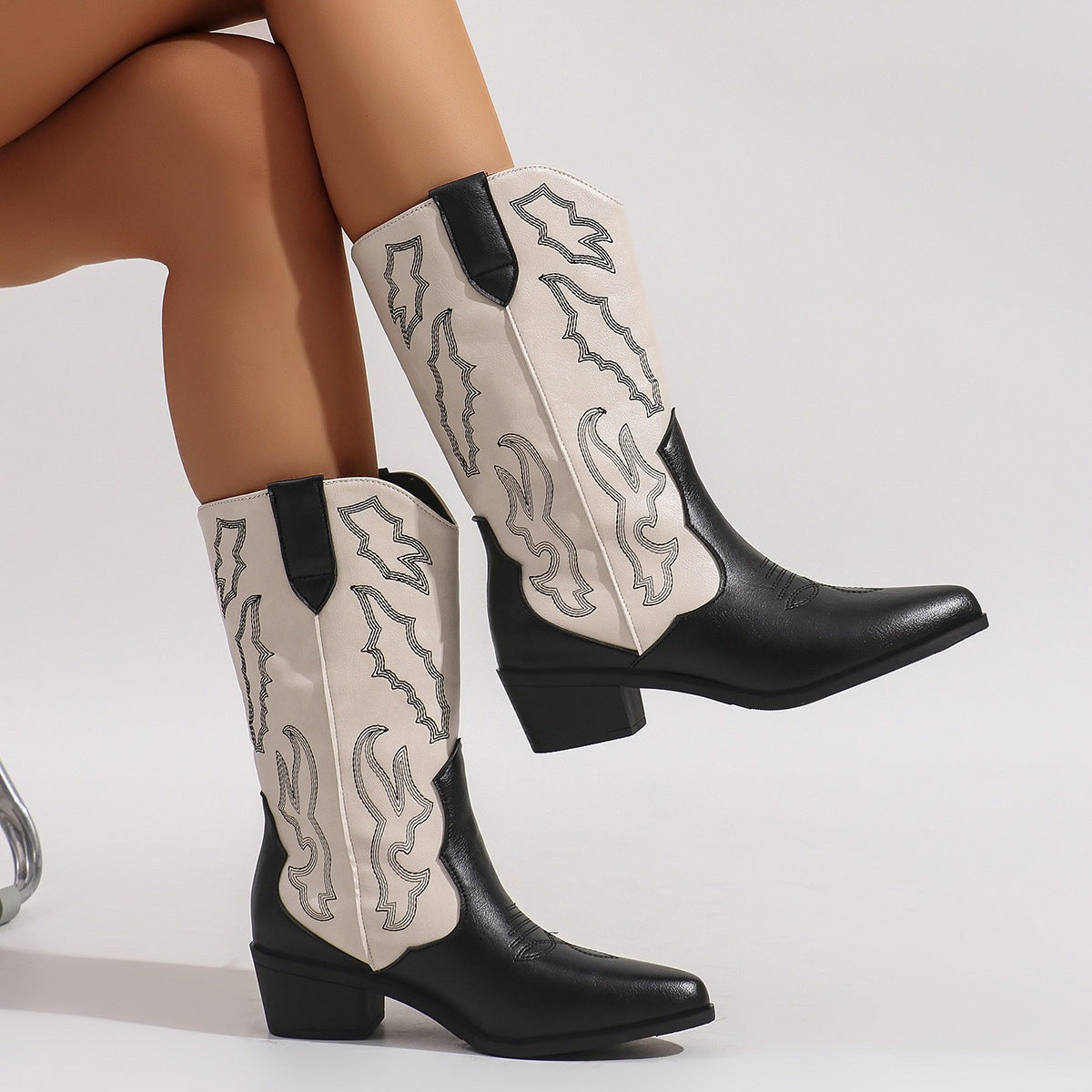 Botas vaqueras western con bordado y tacón cuadrado
